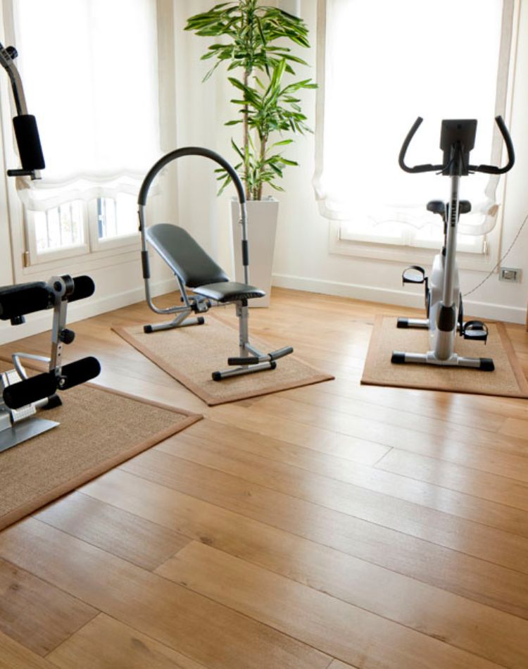 area fitness con parquet in legno di olmo