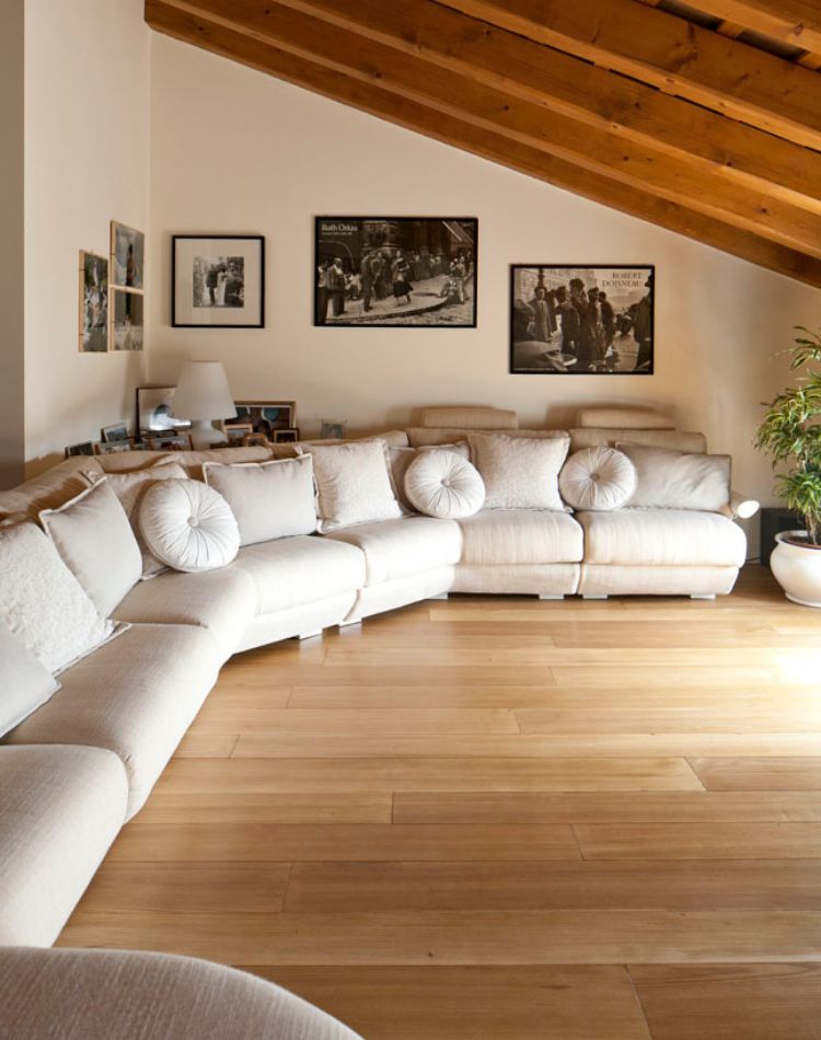 salotto con pavimento in legno di olmo