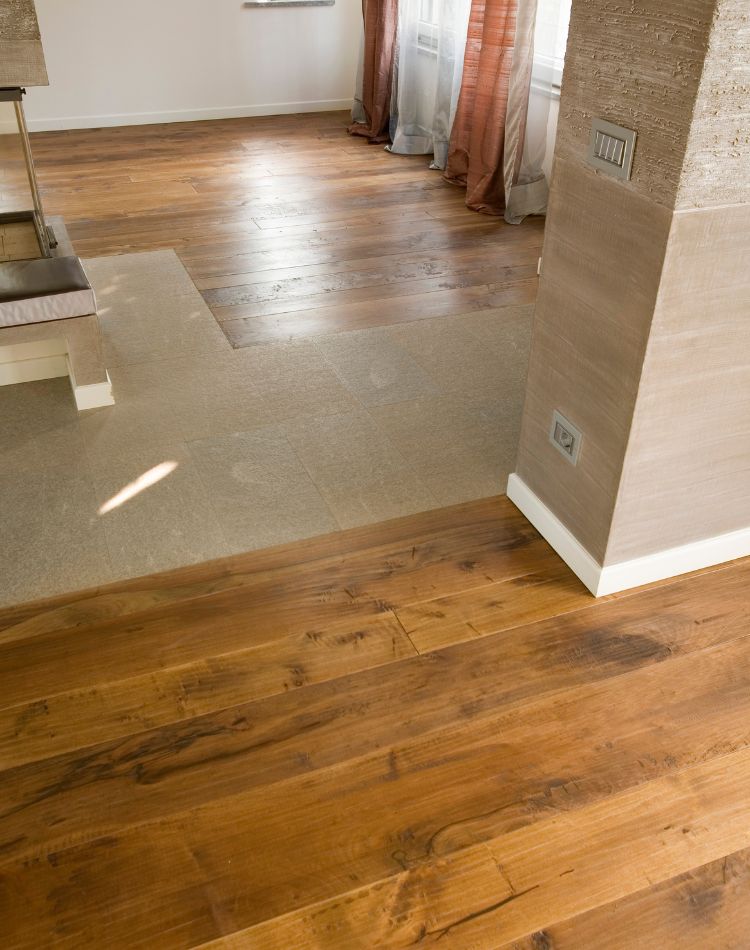 pavimento in legno rovere antico e pietra