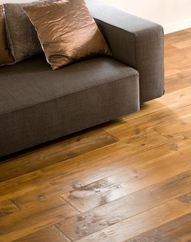 saltotto con pavimento in legno di rovere antico e pietra