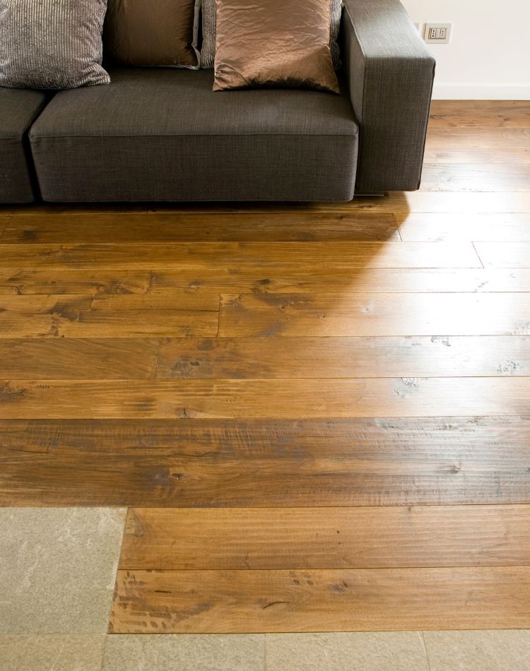 saltotto con pavimento in legno di rovere antico