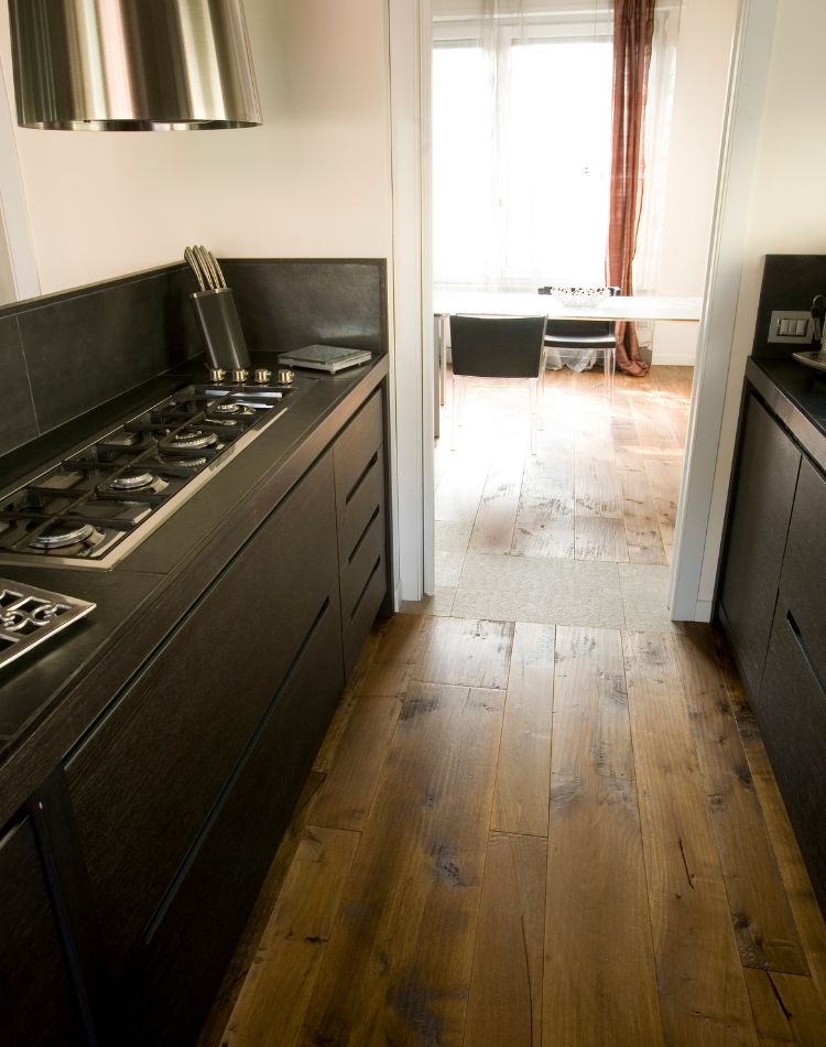 cucina con pavimento in legno rovere antico