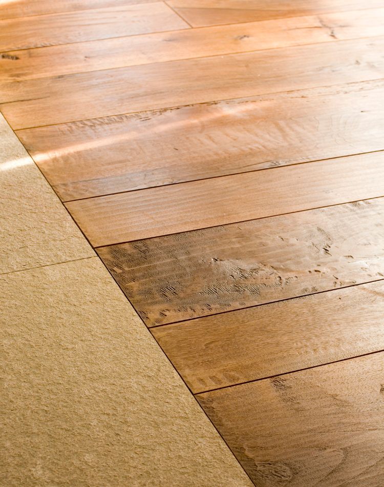 parquet in legno di rovere in combinazione con pietra