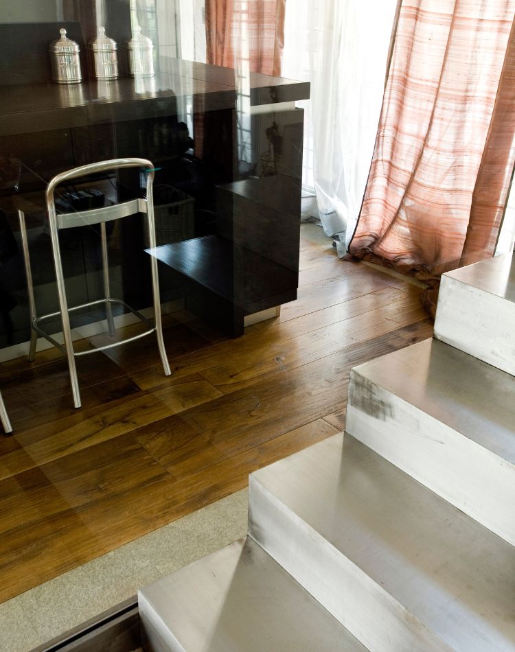 pavimento in legno di rovere e pietra