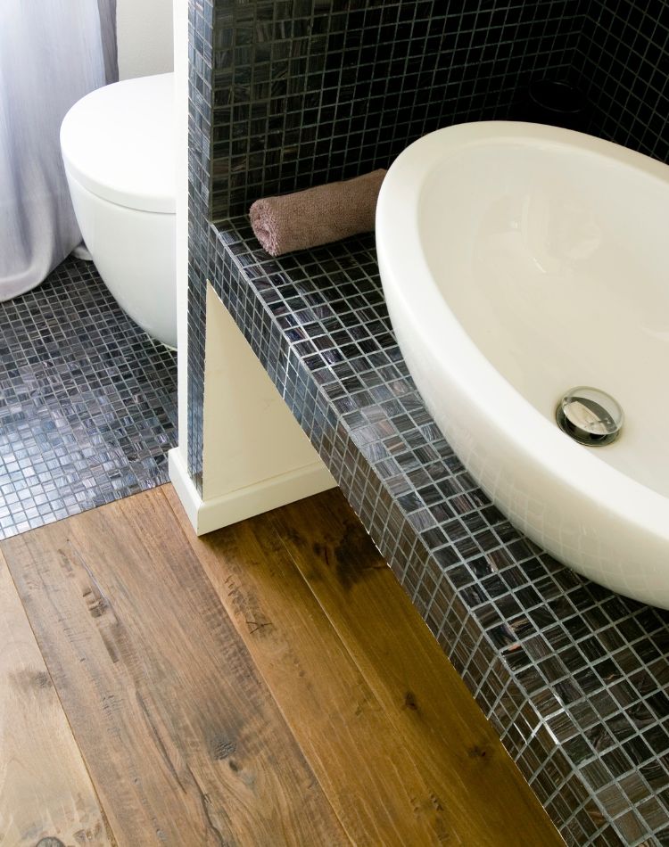 bagno con pavimento in legno rovere piallato a mano