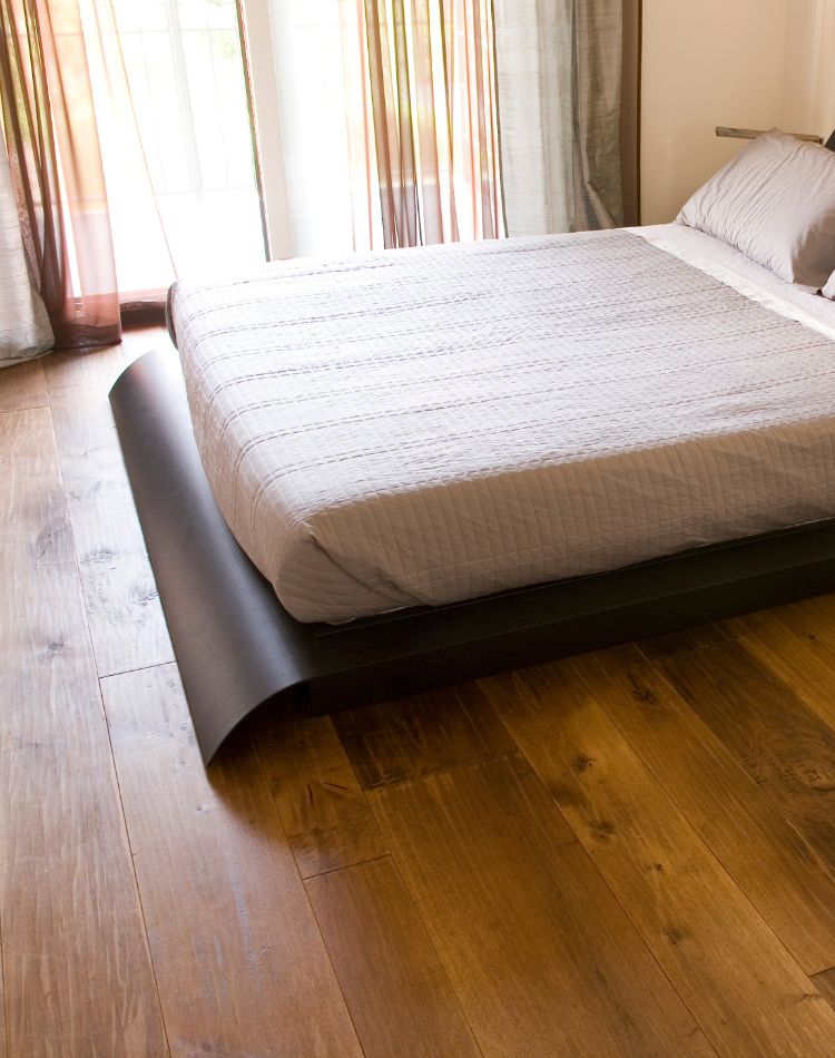 camera da letto con pavimento in legno rovere antico