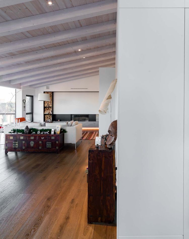 salotto con complementi d’arredo in rovere antico