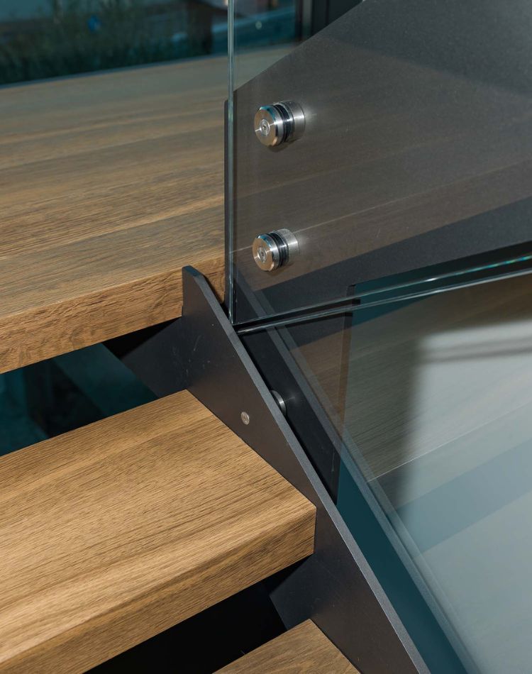 scala interna con gradini in legno rovere