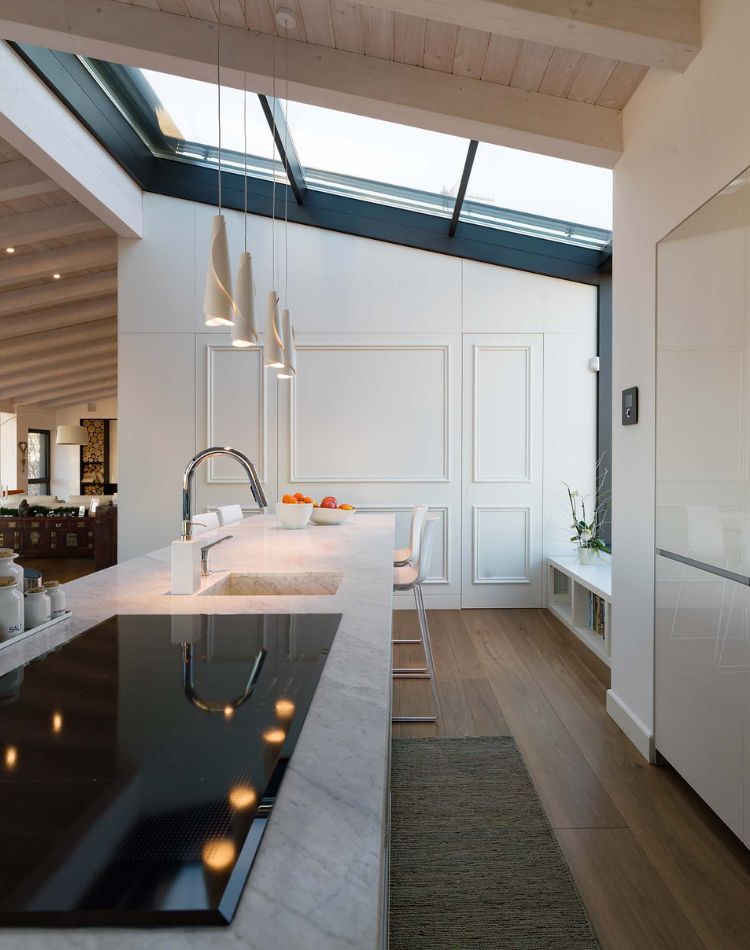 cucina con pavimento in legno rovere antico