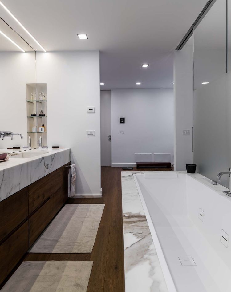 bagno con pavimento in legno rovere antico