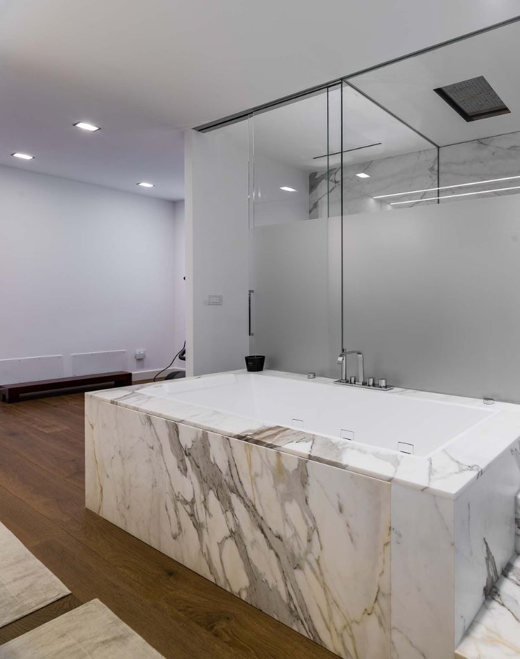 bagno con mobili su misura in legno rovere antico