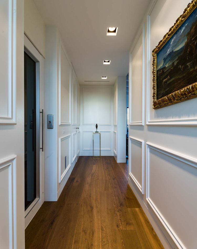 corridoio con pavimento in legno di rovere antico