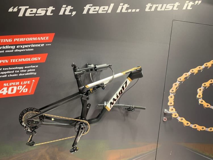 catena D.I.D. Lanner Neo su bici appesa alla parete dello stand