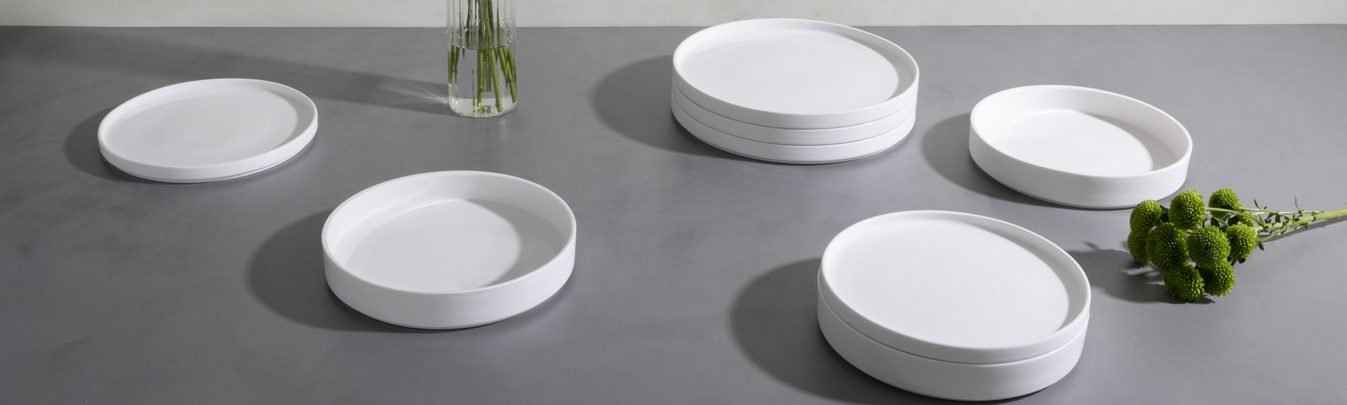 piatti ceramica in un tavolo grigio