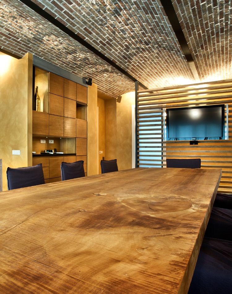 sala riunioni con tavolo in legno cedro massicio