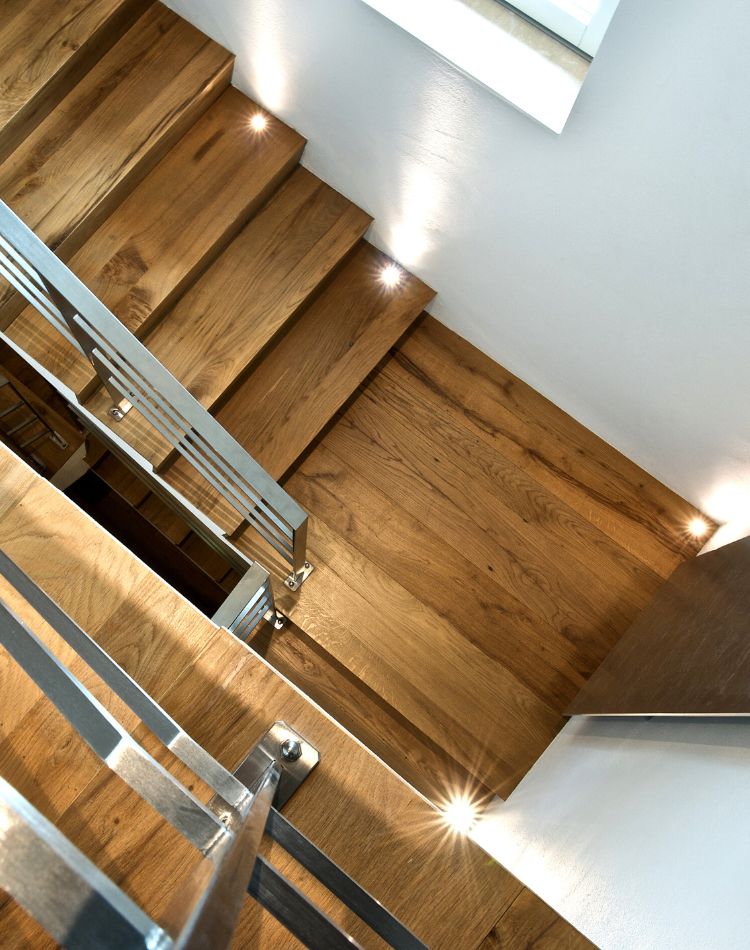 scala interna in legno di rovere con illuminazione a led