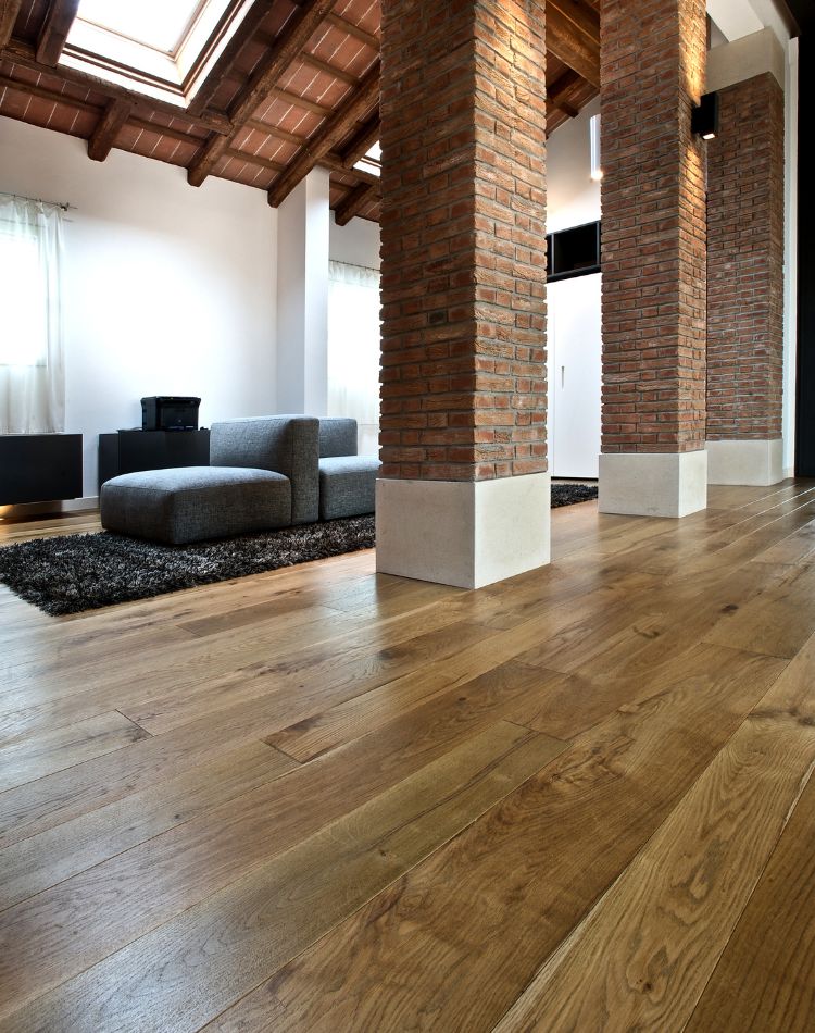 saltotto con parquet in legno di rovere antico