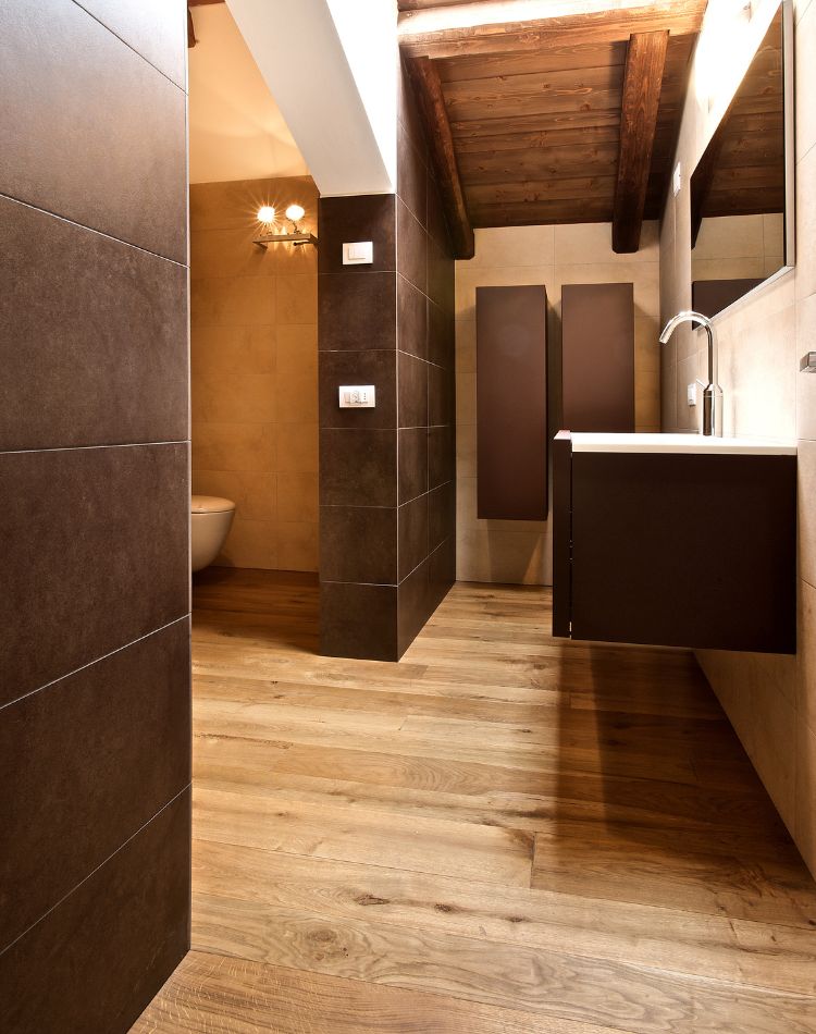 bagno con parquet in rovere trattato antimacchia