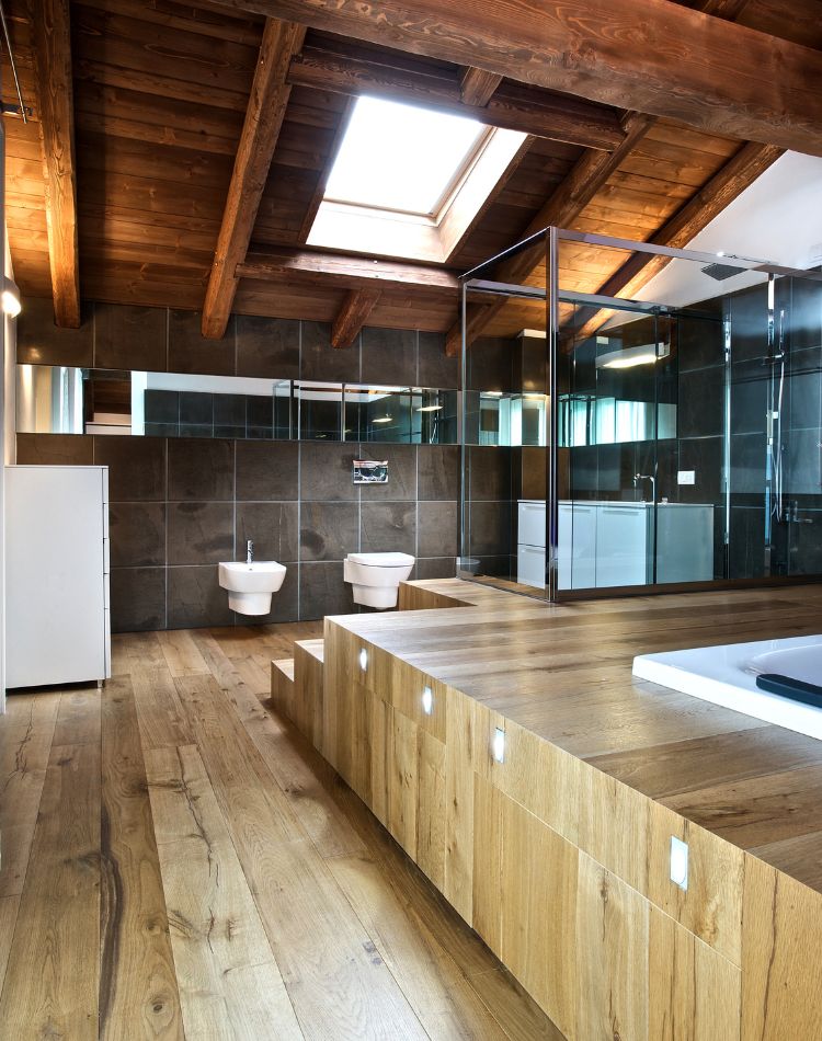 bagno con pavimento in rovere trattato antimacchia