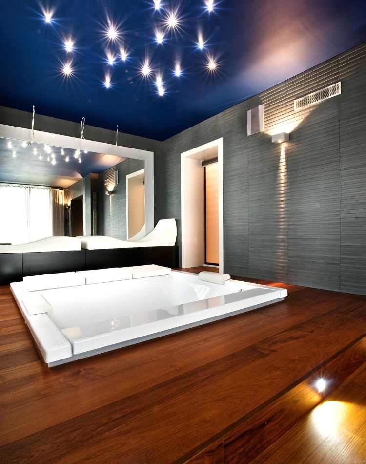 parquet in teak intorno a vasca da bagno