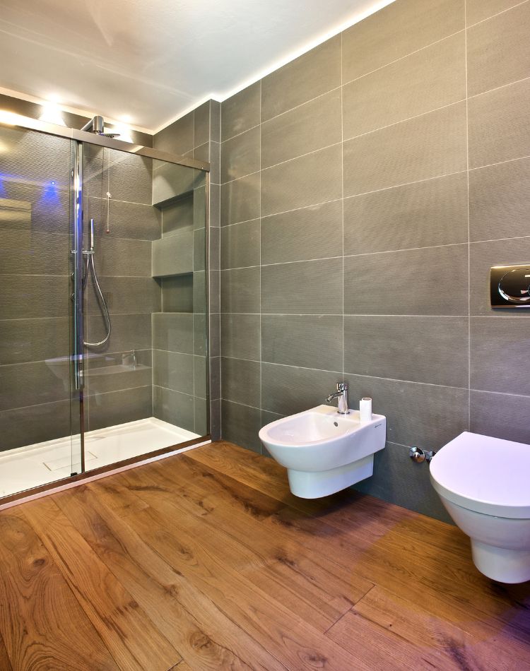 bagno con parquet in rovere antico