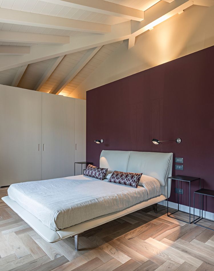 camera con pavimento in legno noce 