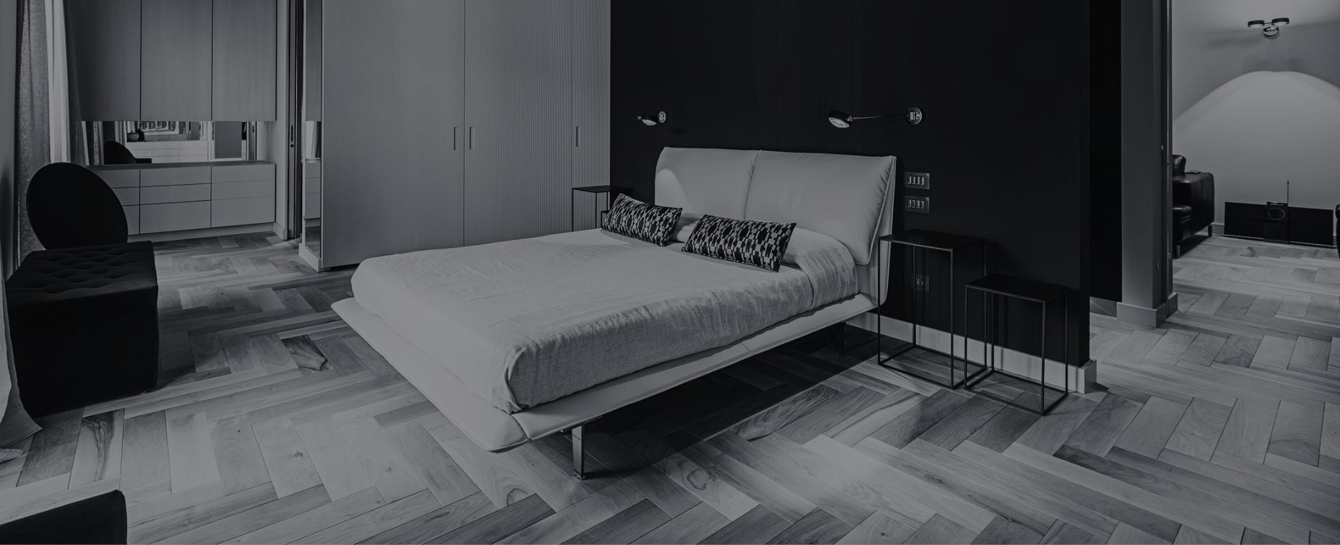 Parquet in legno chiaro posato a disegno con geometria a spina di pesce  