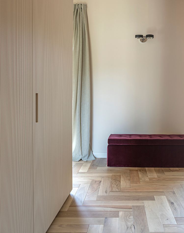 parquet in noce con posa a spina italiana