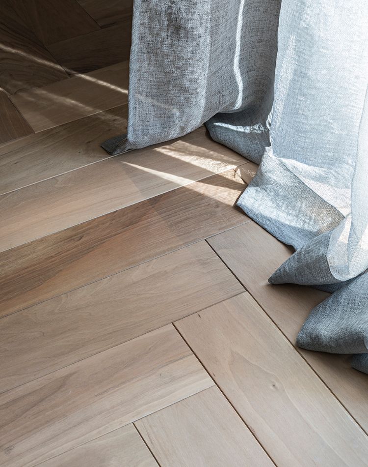 pavimento in legno di noce con posa a spina di pesce