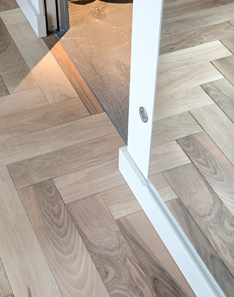 parquet in noce con posa a spina di pesce