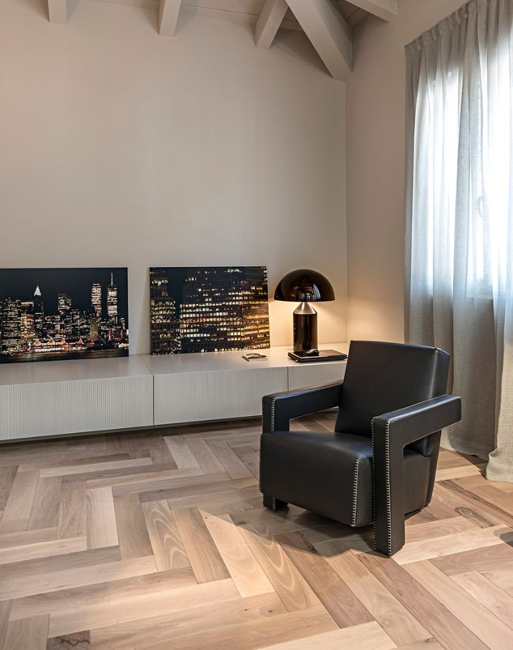 salotto con pavimento in legno di noce