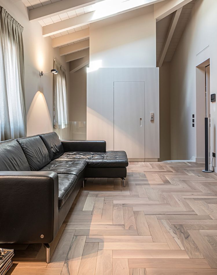 salotto con parquet in noce
