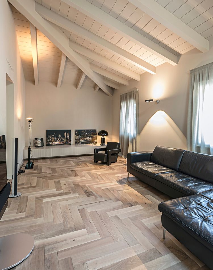 soggiorno con pavimento in legno di noce chiaro