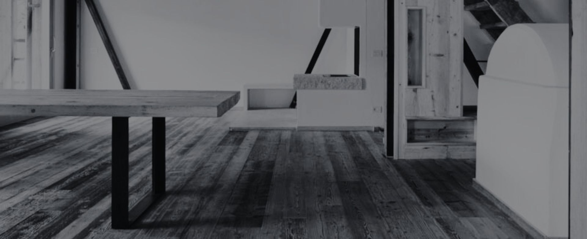 Abitazione rustica realizzata in legno di abete con scale e soppalchi in legno   