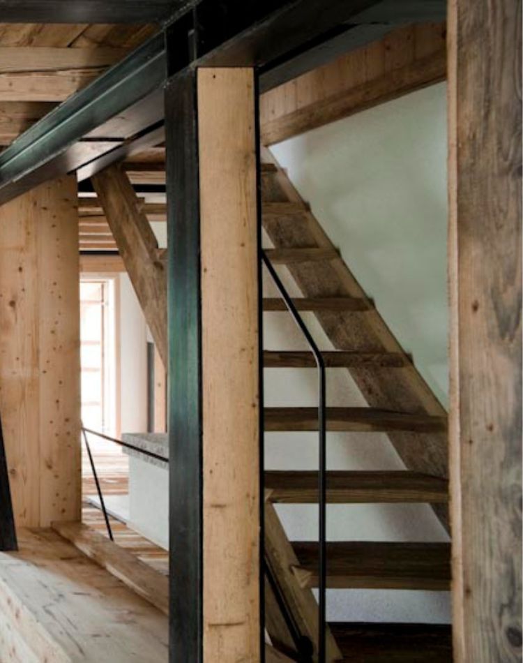 casa rustica con scale e soppalco in legno d’abete