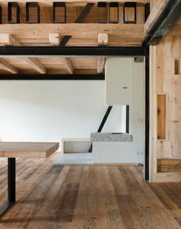 casa con rivestimenti e boiserie in abete 