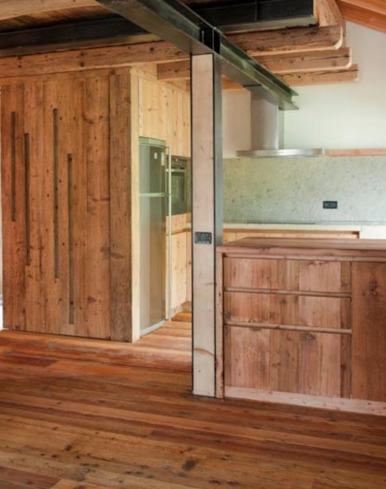 cucina e parquet in legno d’abete