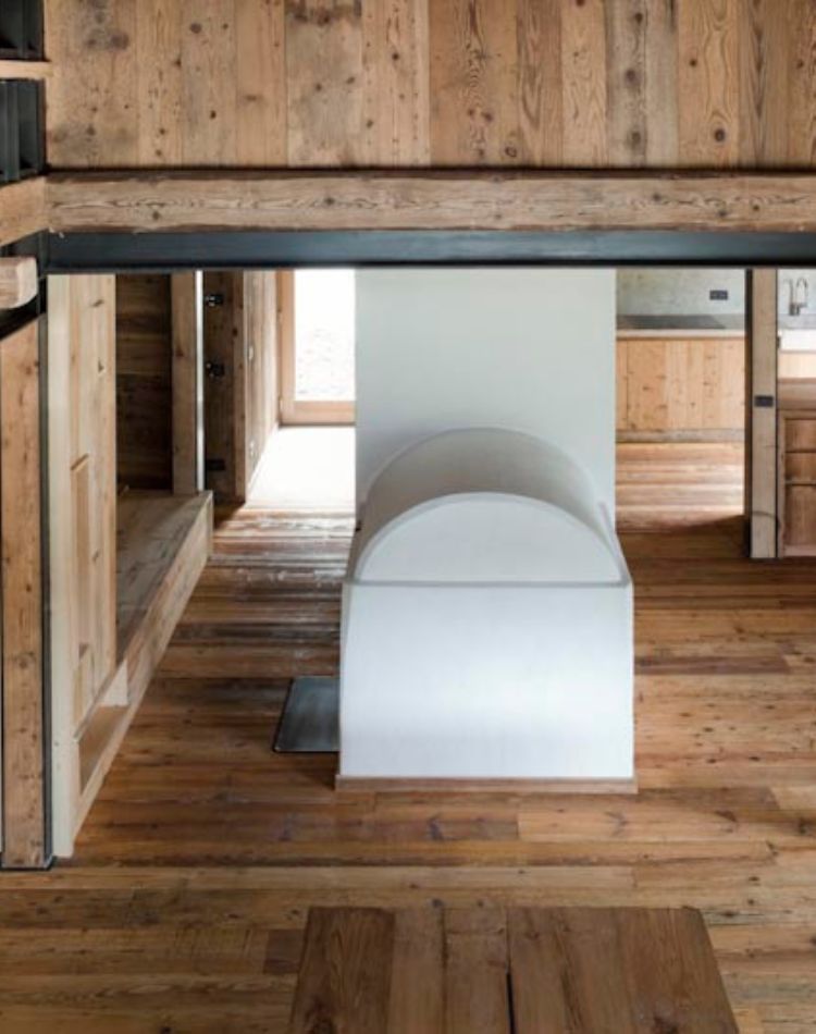 salotto con pavimento in legno di abete