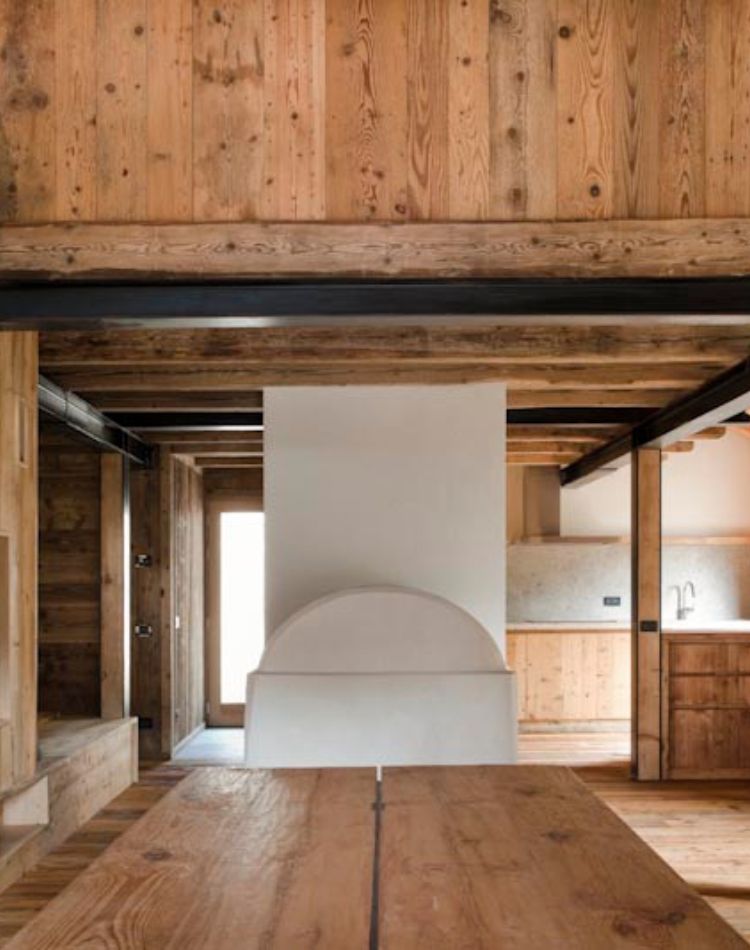 salotto con caminetto e parquet in legno d’abete