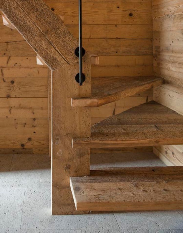 scala rustica interna in legno d’abete