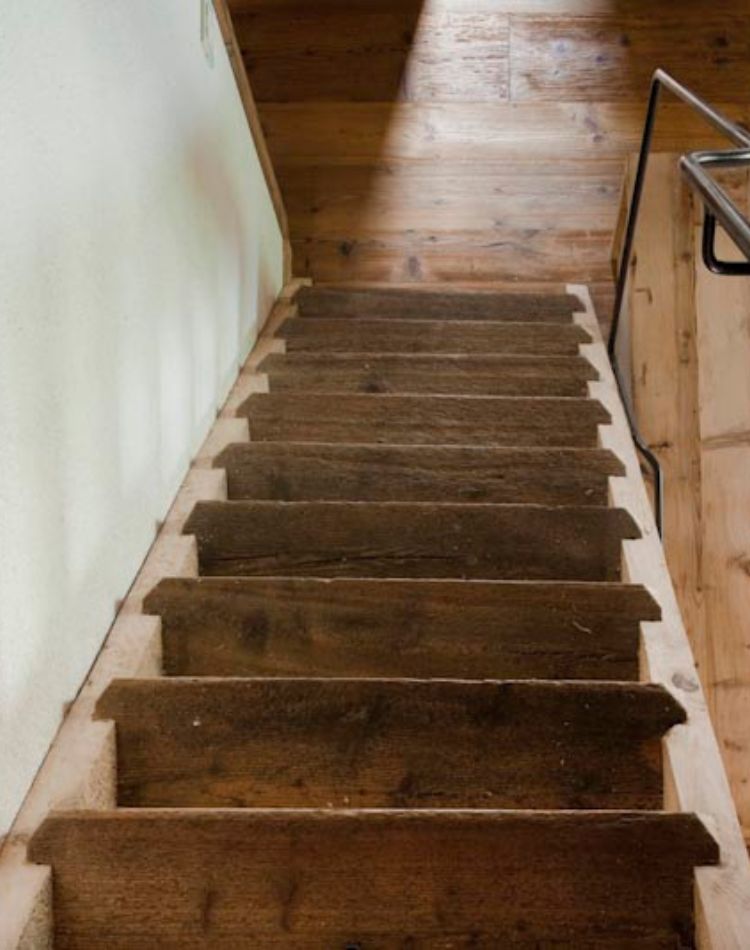 scala interna in legno d’abete