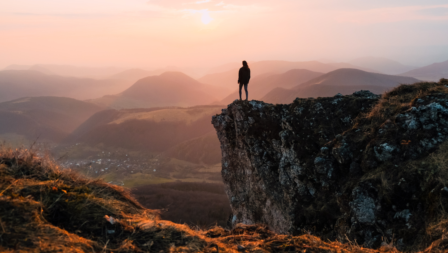 Excursionista solitario observando el panorama.