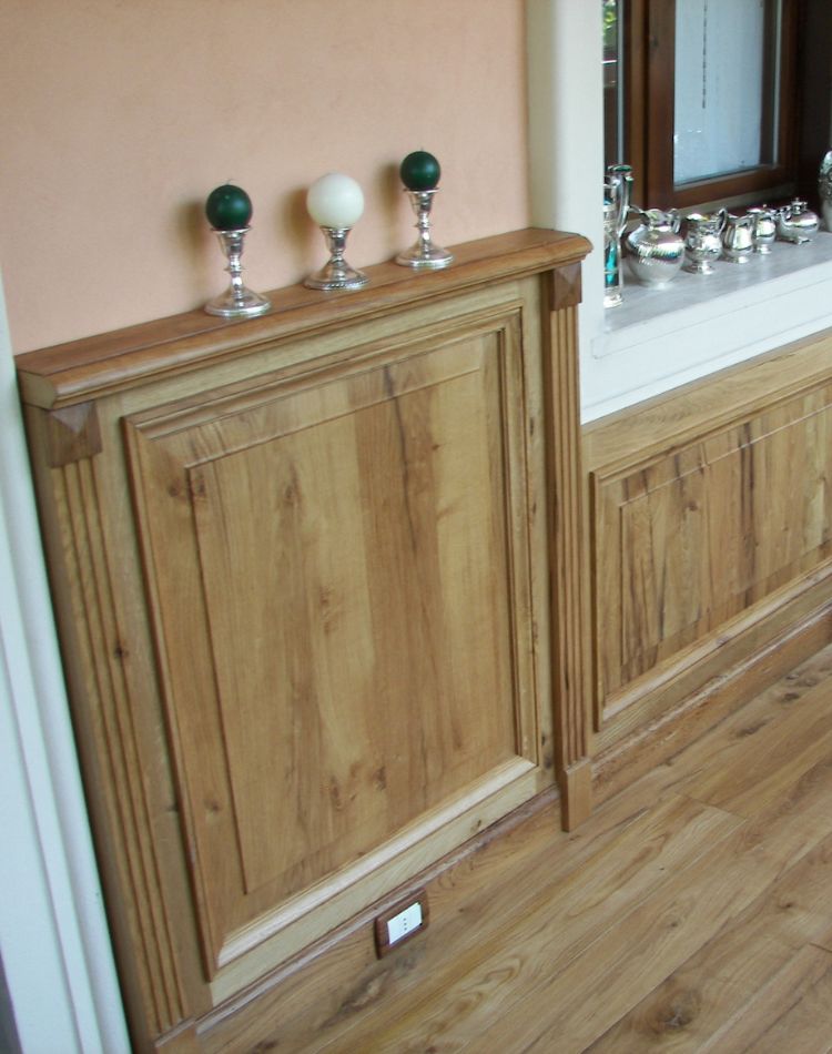 boiserie in legno chiaro a mezza altezza