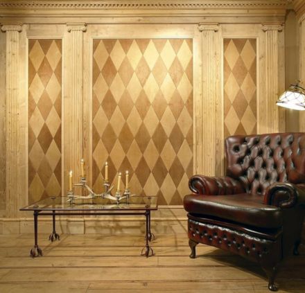 Boiserie realizzata con pannelli di abete antico al centro dei quali un decoro realizzato con pelle primo fiore beige e nocciola posata a rombi, completa di cimasa, battiscopa alto 20 cm e colonne con capitello il tutto in abete antico 