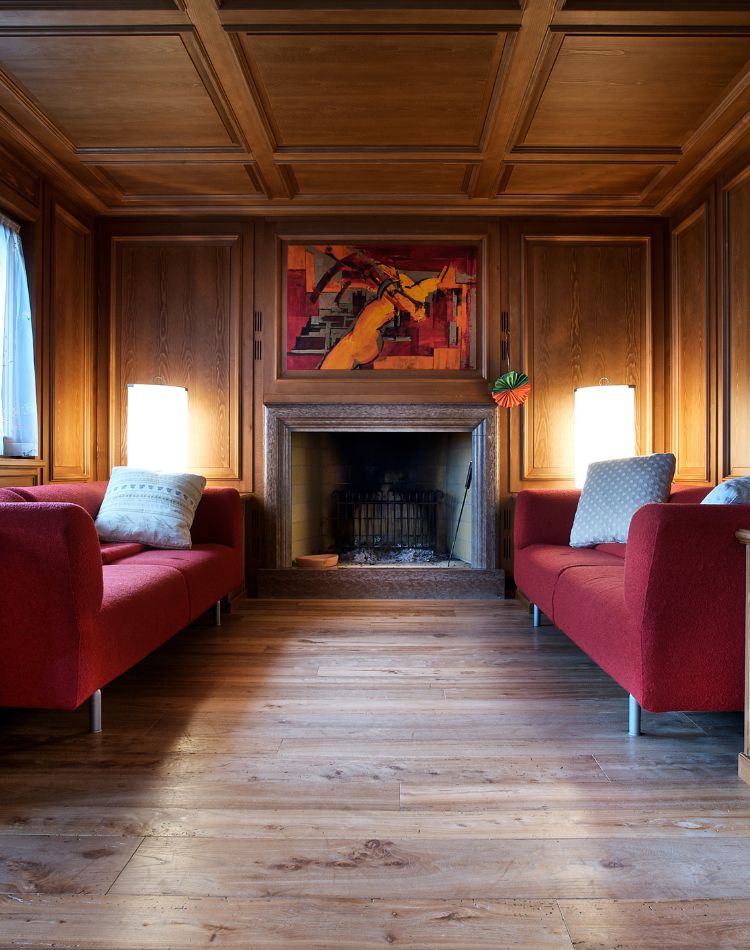 Boiserie in olmo vecchio realizzata a pannelli tre strati con cornici a disegno su progetto in olmo vecchio massiccio 