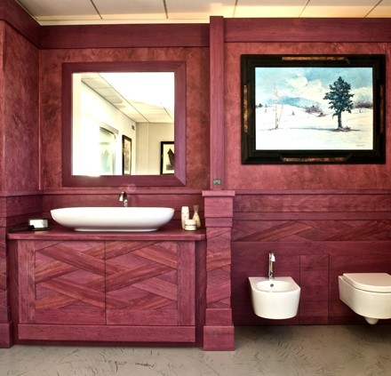 Boiserie in legno amaranto posato ad intreccio nella parte del mobile ad ante , completa di specchio con cornice in amaranto su mobile bagno 
