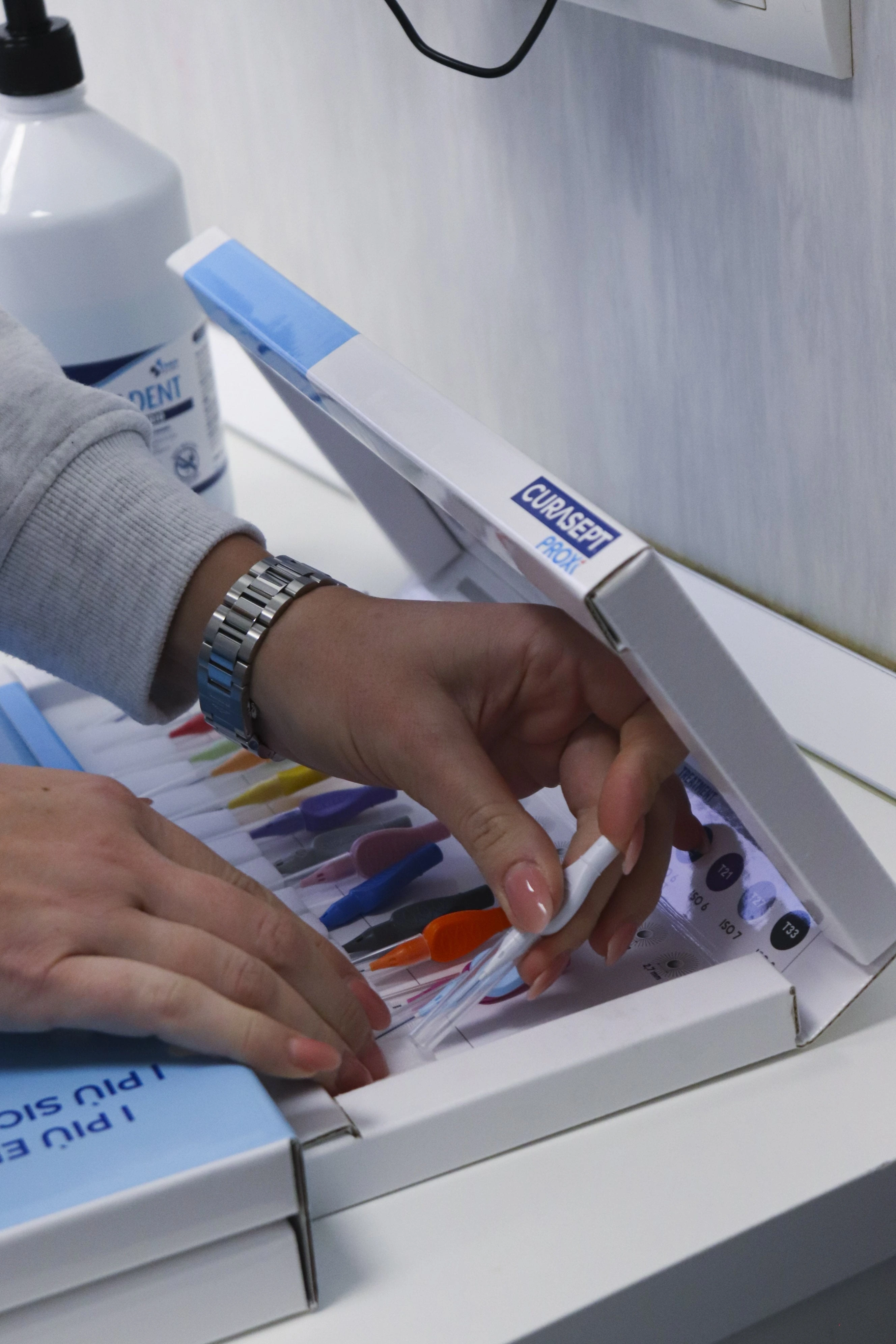 Strumenti per la pulizia degli spazi interdentali