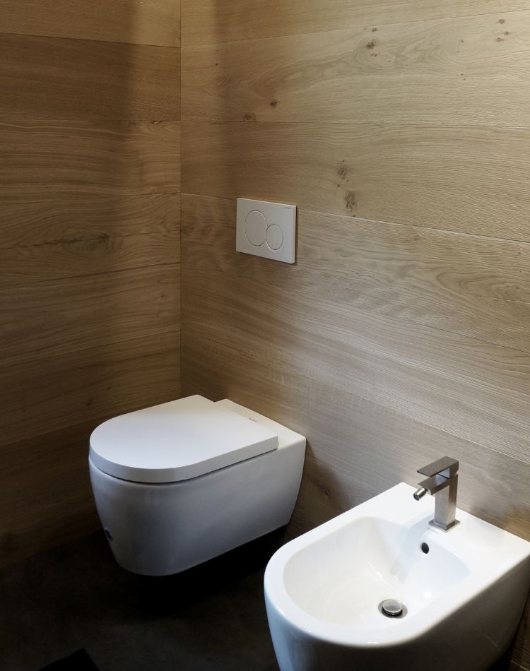 Boiserie in rovere vecchio realizzata con tavole a tre strati di larghezza e lunghezza  fissa 