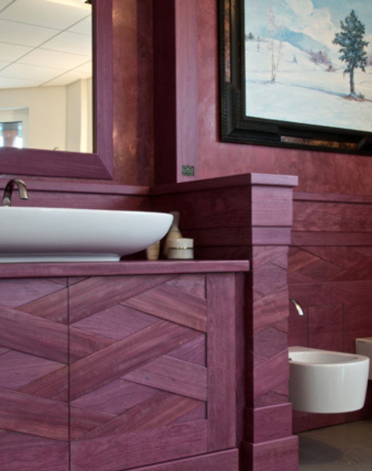 Boiserie per mobile bagno in legno amaranto posato ad intreccio nella parte del mobile ad ante , completa di specchio con cornice in amaranto