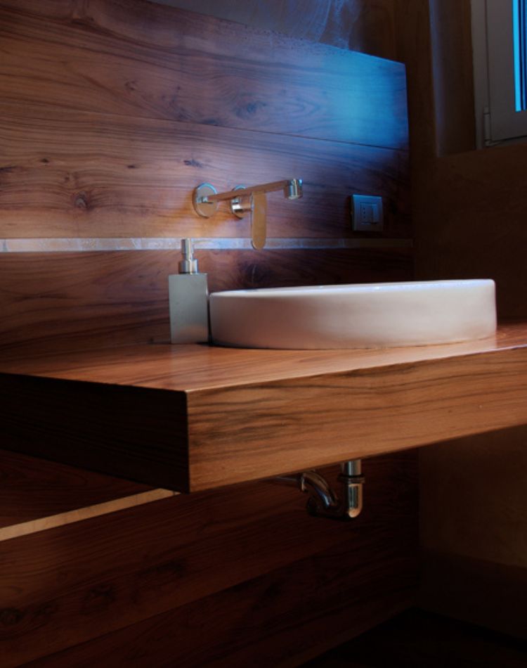 Boiserie in noce vecchio comprensiva di piano lavabo e copritermosifone